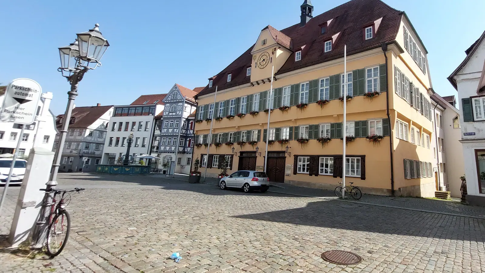 Rathaus von Nürtingen an einem gepflasterten Marktplatz