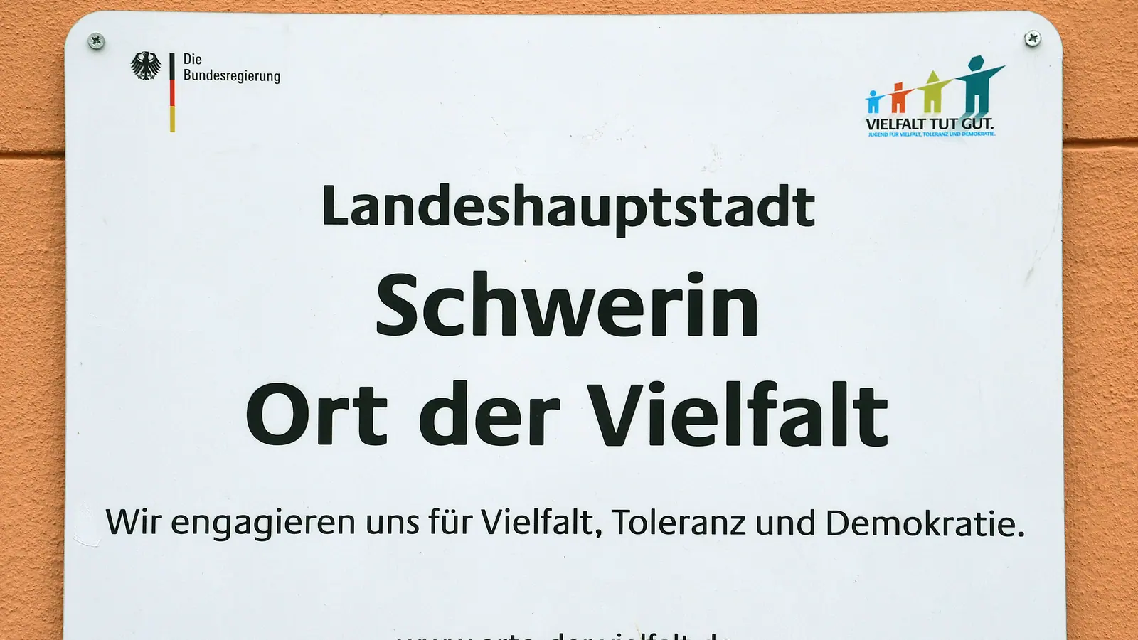 Tafel an der Fassade des Altstädtischen Rathauses in Schwerin