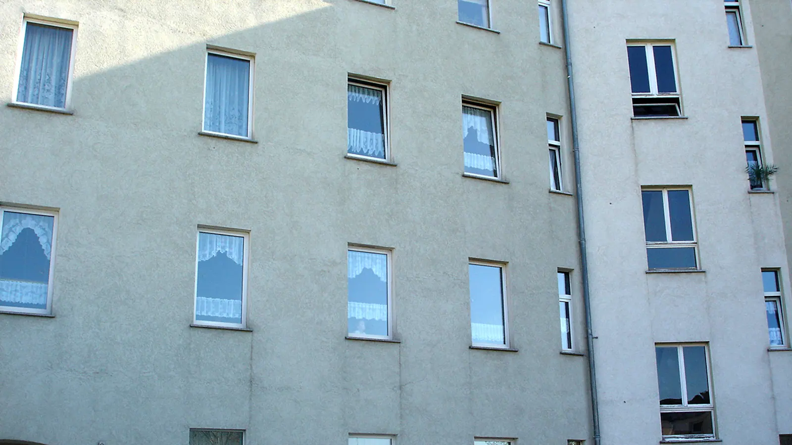 Fassade eines mehrgeschossigen Wohnhauses mit vielen Fenstern