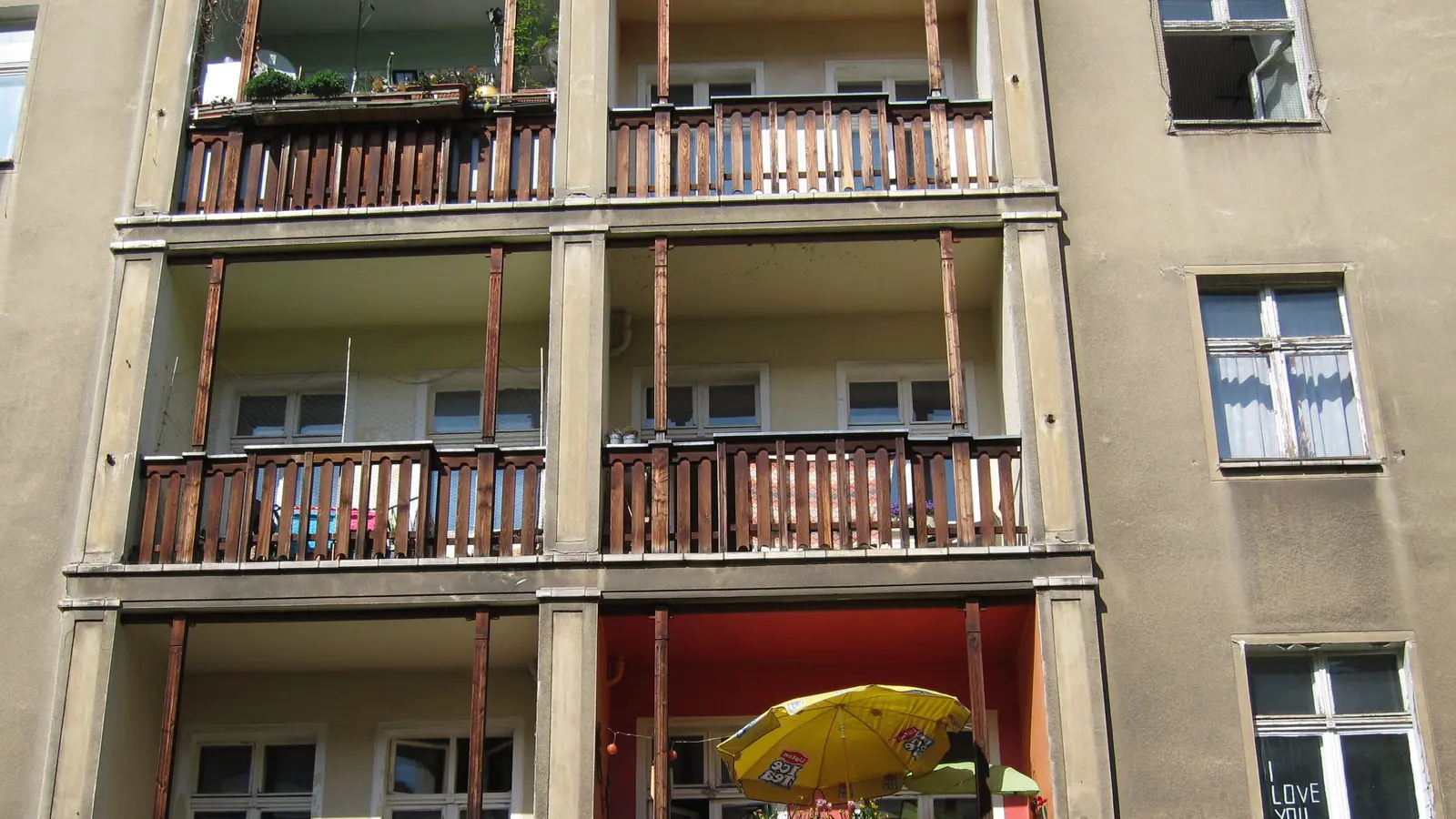 Wohnhaus mit Balkonen in Berlin