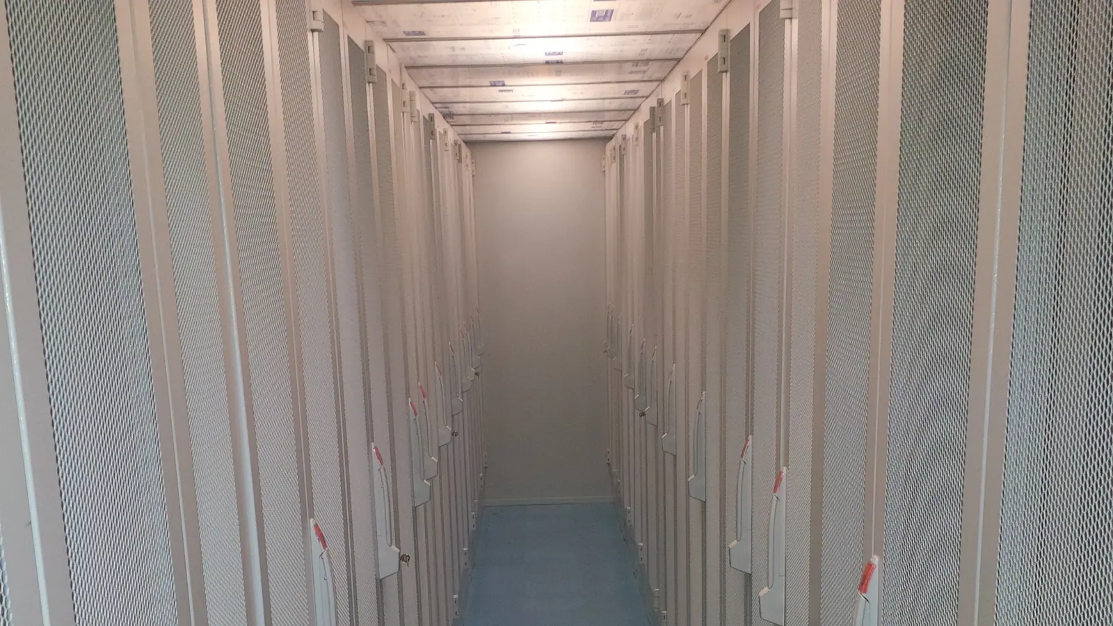 Gang zwischen Serverschränken in einem Rechenzentrum
