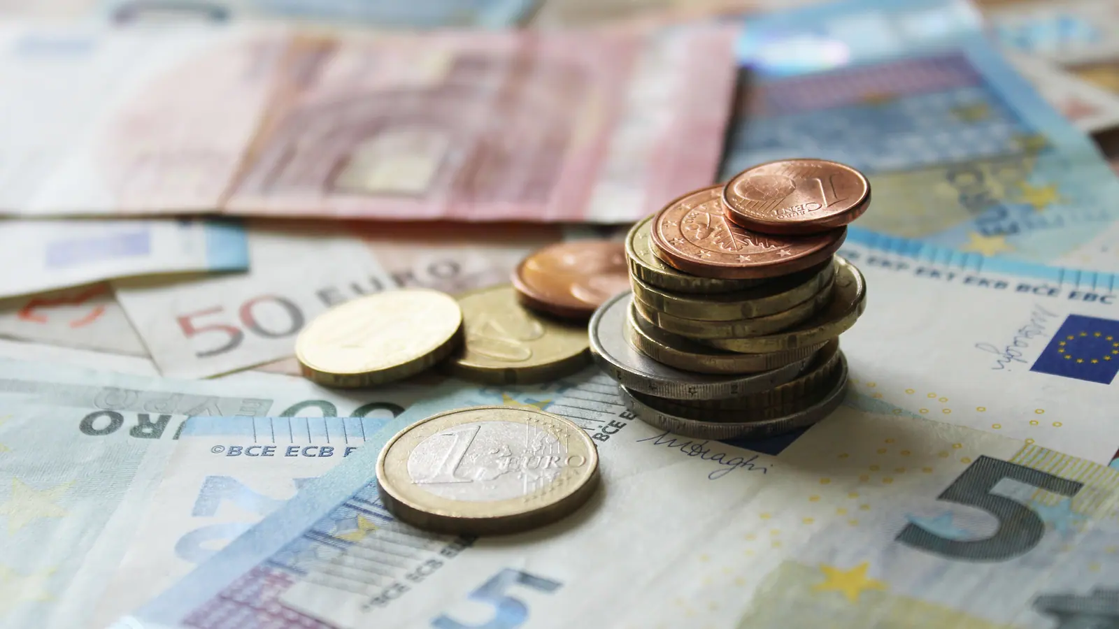 Euro-Banknoten und Münzen