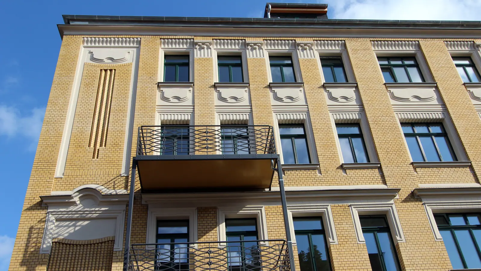 Neueres Wohngebäude mit Balkonen an einer Straßenecke