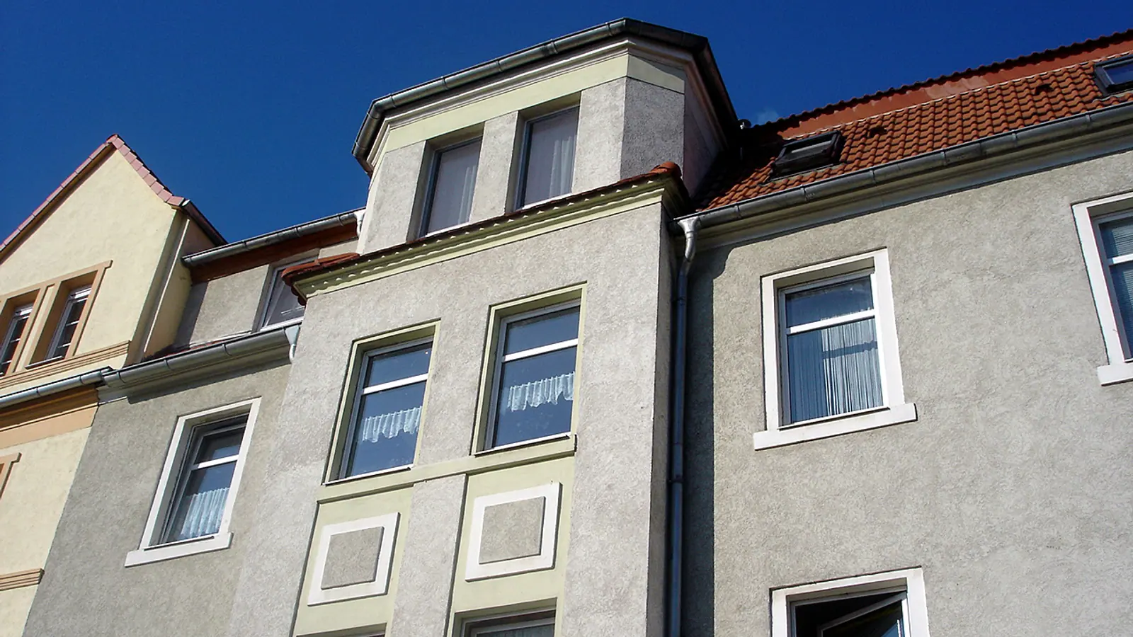 Fassade eines Mehrfamilienhauses mit mehreren Wohnungen