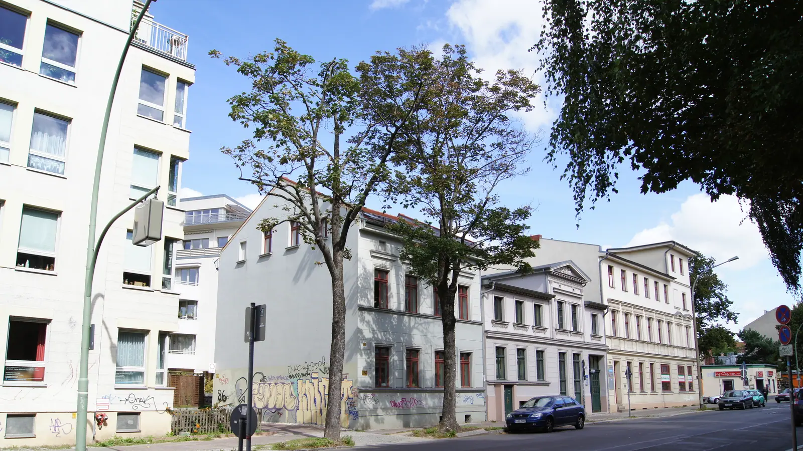 Mietshaus an einer Straße