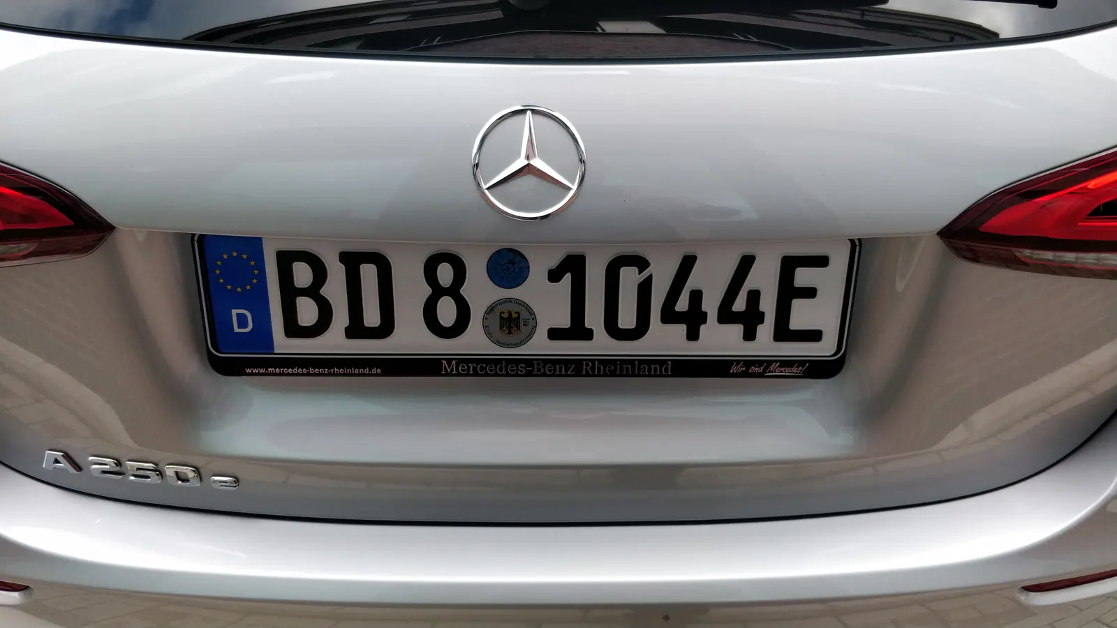 Deutsches Kfz-Kennzeichen an einem Fahrzeug