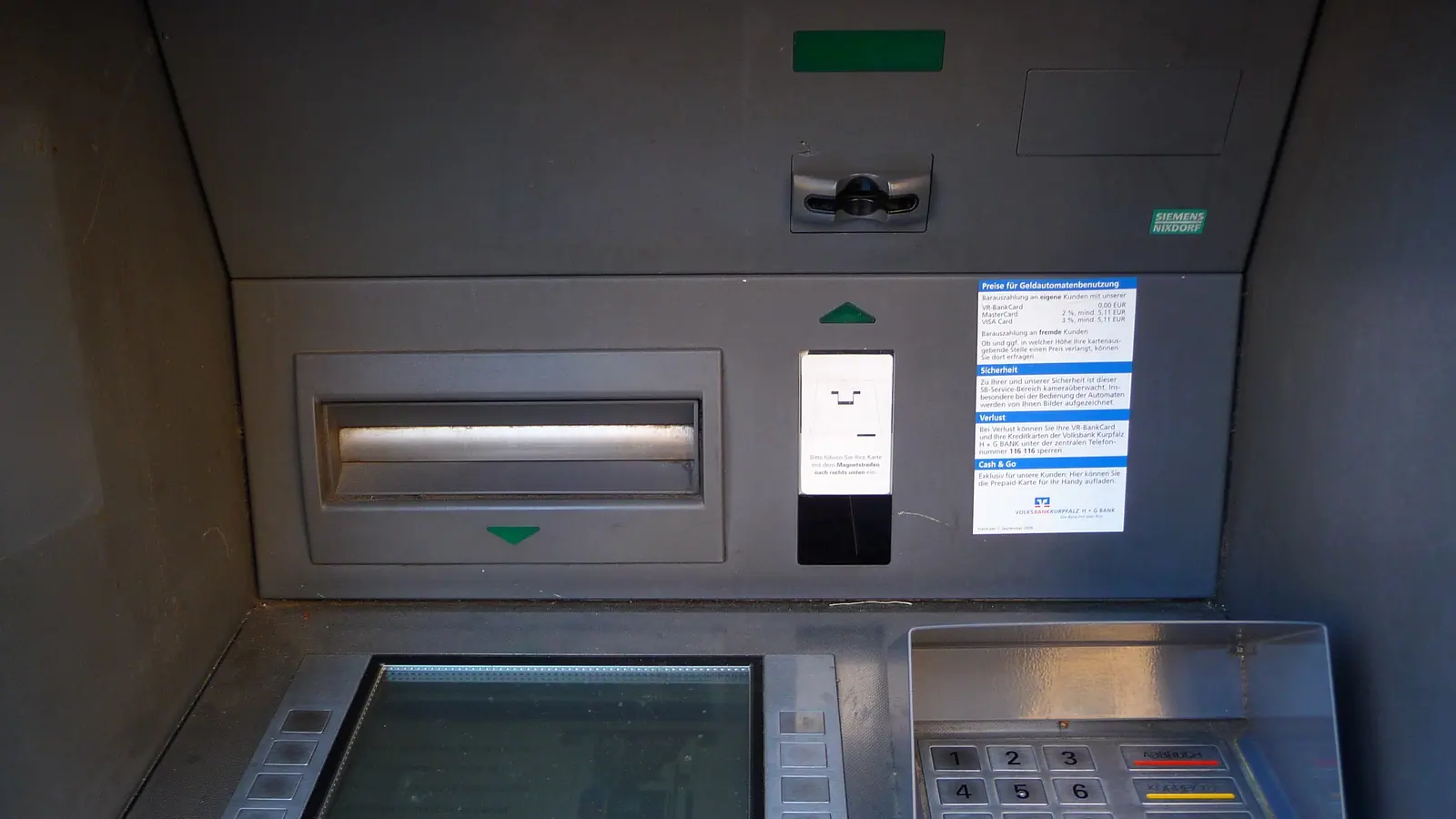 Geldautomat einer Bankfiliale