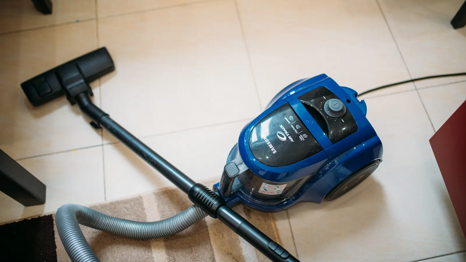 Staubsauger in einem aufgeräumten Wohnzimmer