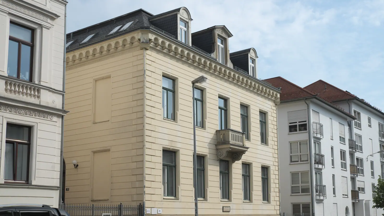 Wohnhaus an einer Straße