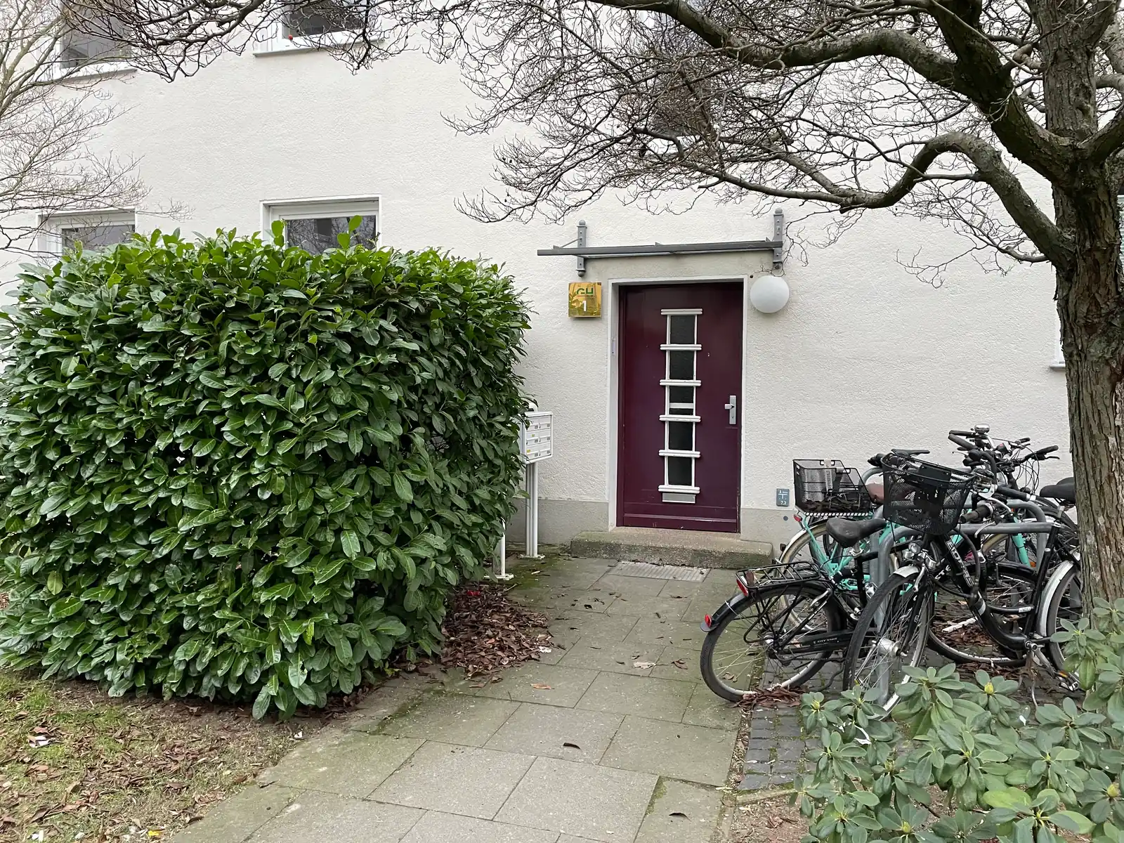 Hauseingang eines Mehrfamilienhauses