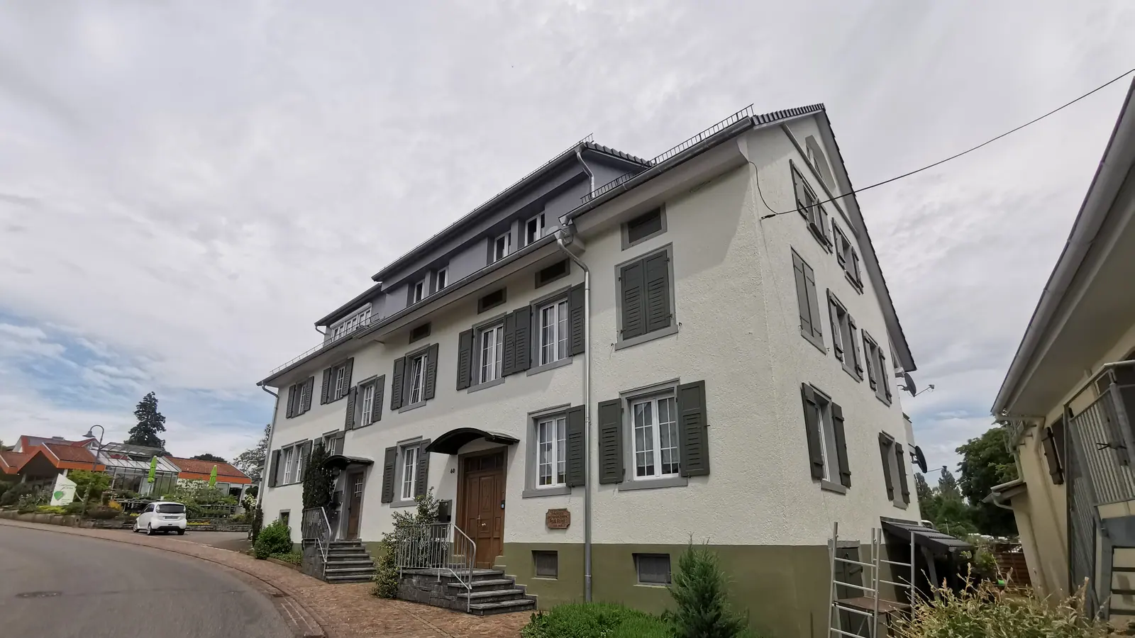 Wohnhaus an einer Straße in einem Dorf in Baden-Württemberg