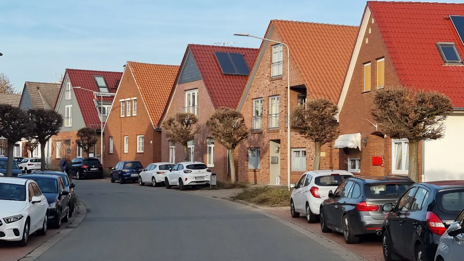 Reihe neuerer Einfamilienhäuser an einer Wohnstraße