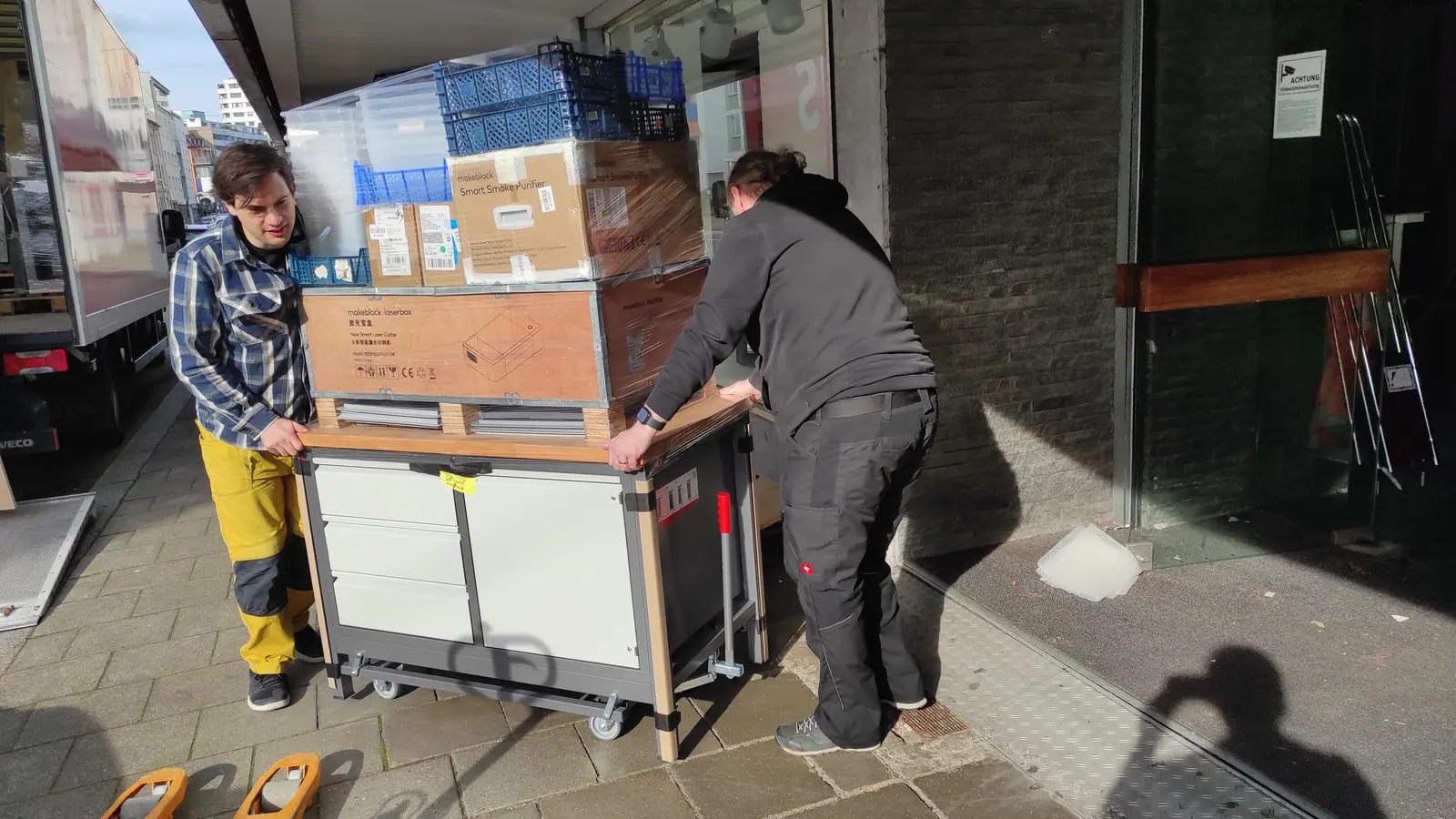 Umzugskisten auf einem Rollwagen