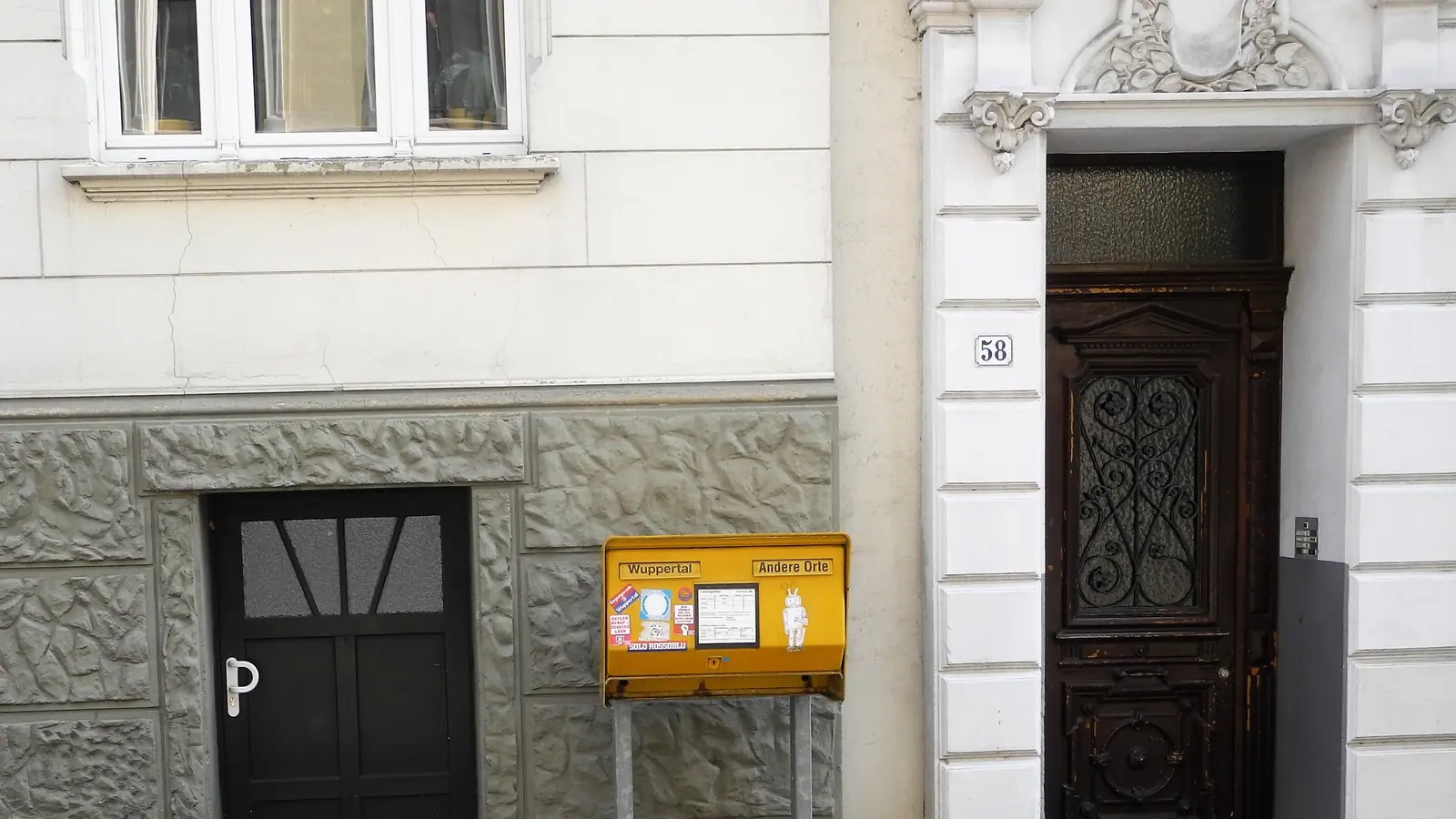 Zwei Hauseingänge eines Wohnhauses in Wuppertal